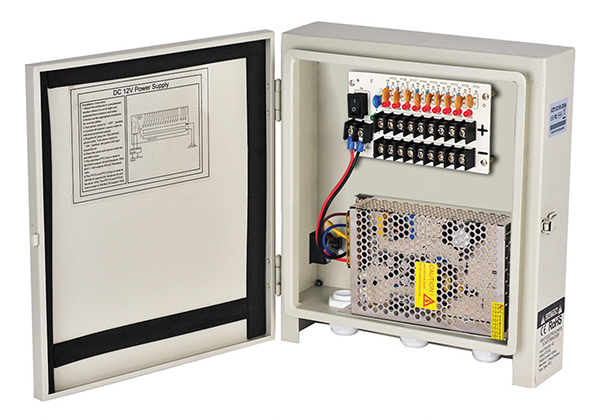 Box di alimentazione 12V 10A con 9 uscite. Slot per batterie